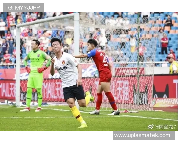 重庆足球队实力之争引发热议球迷与专家各执己见