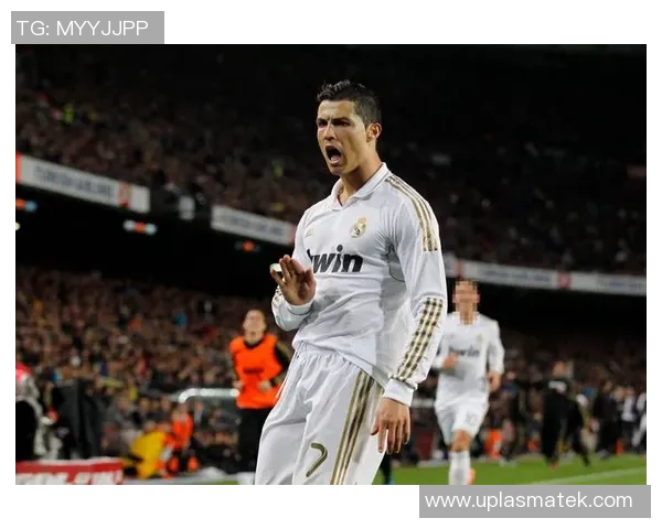 足球明星激情庆祝动作舞蹈展现赛场魅力与团队精神的完美结合